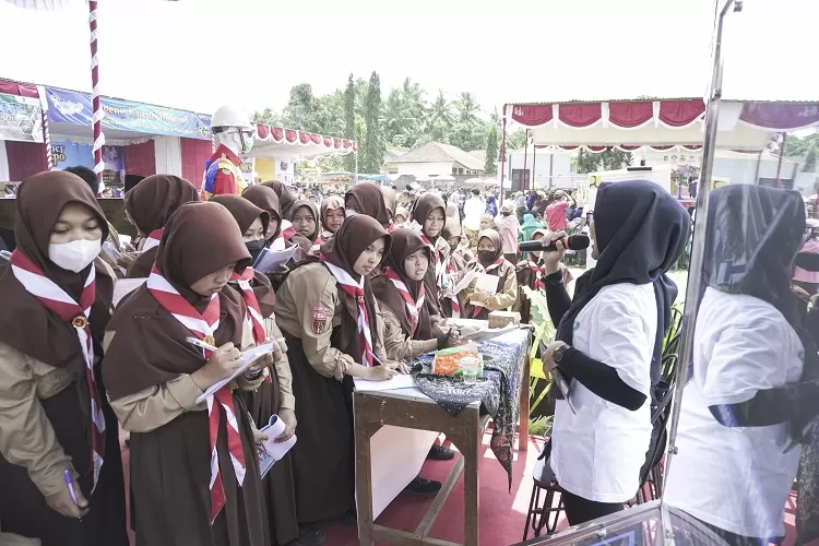 Siswa MTsN 2 Purworejo antusias berkunjung ke Bener Expo 2022 dan banyak yang antusias bertanya ke penjaga stand.  (Foto: Dok Panitia)