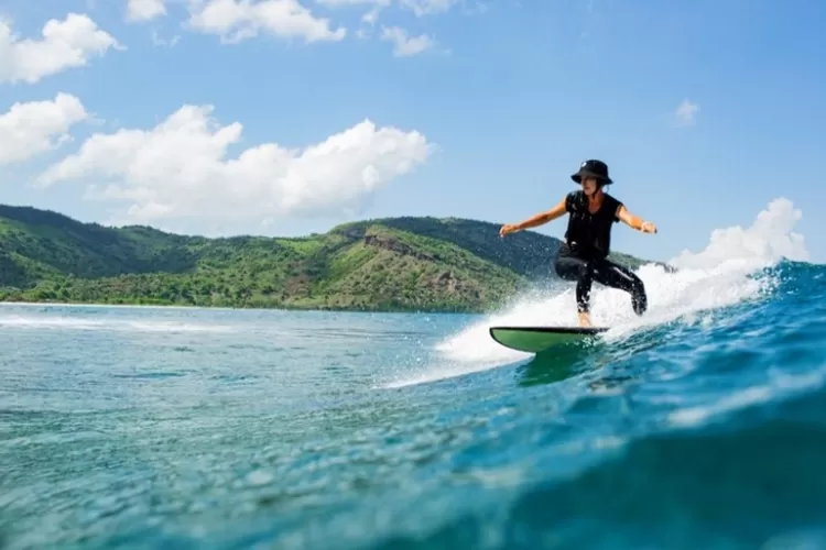 Ilustrasi water sport jenis surfing di Bali. (alexeyzhilkin via freepik.com)
