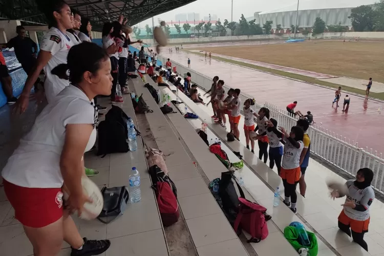 Hujan di lapangan, atlet Rugby pindah latihan ke tribun stadion atletik Rawamangun.