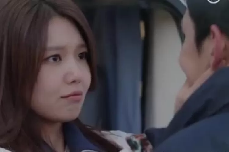 Spoiler drama korea If You Wish Upon Me episode 10, Seo Yeon Joo menatap Yoon Gyeo Re dengan penuh arti (VIU)