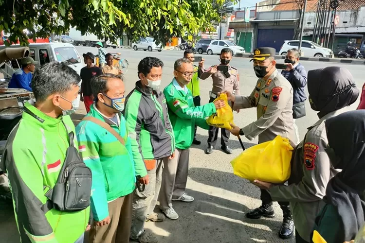 Kapolres Batang AKBP M Irwan Susanto menyerahkan bantuan paket sembako.  (Muslihun/Kontributor Batang)