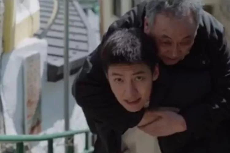 Spoiler drama korea If You Wish Upon Me episode 11, Yoon Gyeo Re menggendong pasien kanker untuk memenuhi keinginan terkahirnya (Viu)