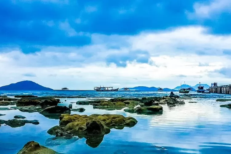 Foto Screenshot Pulau Lemukutan, Destinasi Tempat Wisata Pantai di Kalimantan Barat yang cocok untuk Snorkeling (Instagram/ @unikandunia_ )