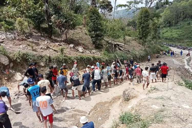 Komunitas Peduli Reparasi Jalan Rusak Rusak bersama masyarakat Ndoso perbaiki titik Sano di ruas jalan Tentang-Dahang Manggarai Barat NTT Jumat (9/9/2022) (Dokumentasi Kompresjalur )