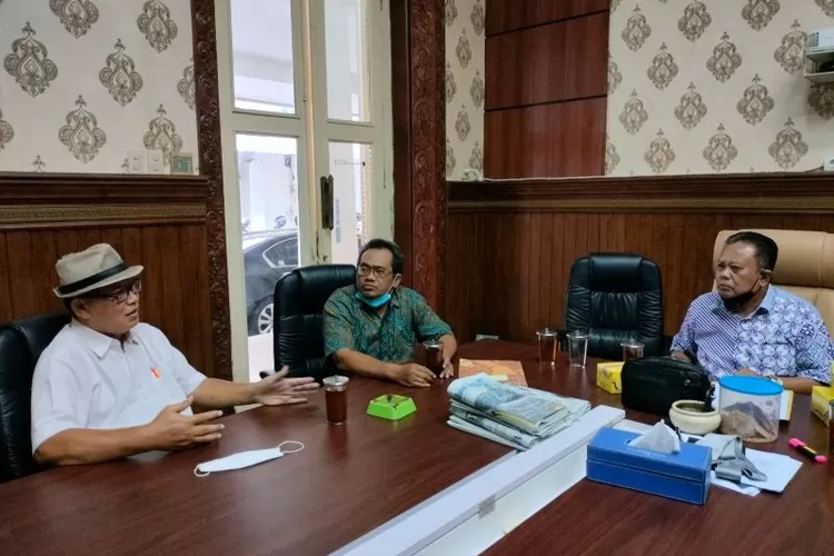Dari kiri: Sihono, Hudono dan Nuryadi berbincang soal Grha Pers Pancasila. (Foto : Istimewa)