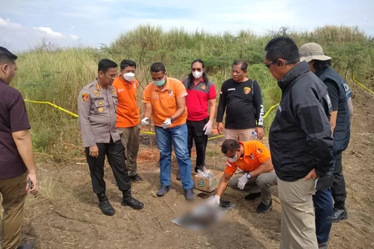 Kapolrestabed Semarang Kombes Pol Irwan Anwar sedang melakukan penyelidikan penemuan mayat terbakar di Kawasan Marina.  (Ayosemarang.com/ Audrian Firhannusa)