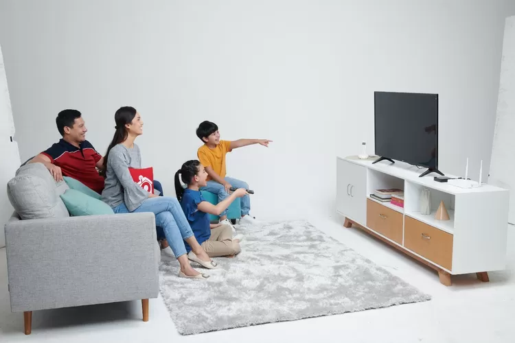 Ilustrasi keluarga sedang menonton TV