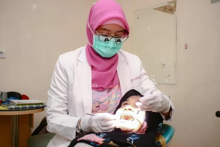 Dokter gigi RS Sari Asih Ciputat, Tangerang, Indah Putri membagikan tips mengatasi bau mulut. (republika.co.id)