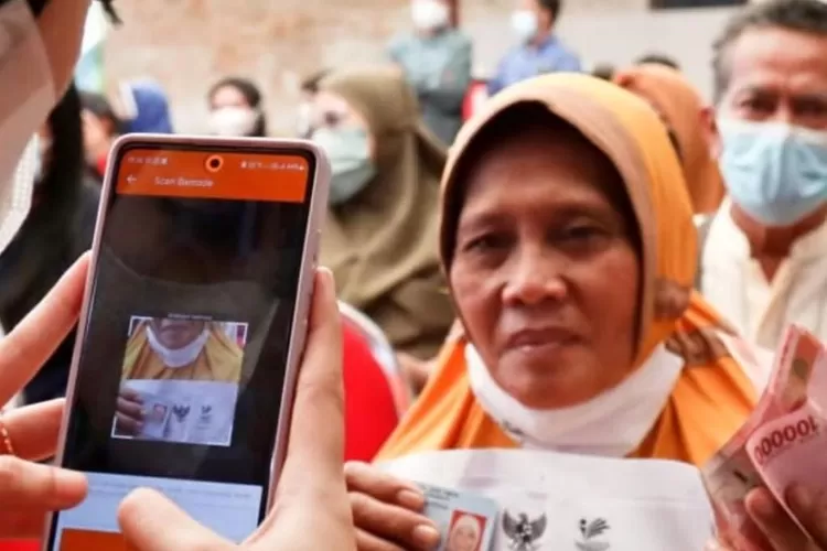 Ilustrasi cara daftar dan cara cek penerimaan BLT BBM 2022 (Instagram @kemensosri)