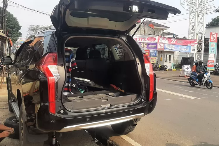 Kendaraan Korban Perampokan  Modus Pecah Ban (foto/twitter@Fajru01)