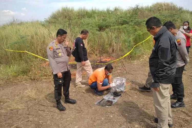 Polrestabes Semarang saat menyelidiki penemuan mayat terbakar di Marina Semarang. Keluarga berharap mayat itu bukan Iwan Budi. ((Ayosemarang.com/ Audrian Firhannusa))