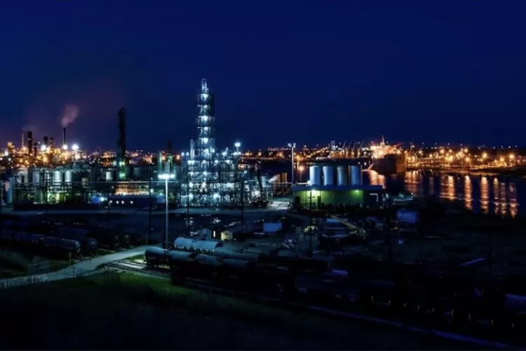 kilang minyak Port Arthur Texas pada malam hari (Pixabay)