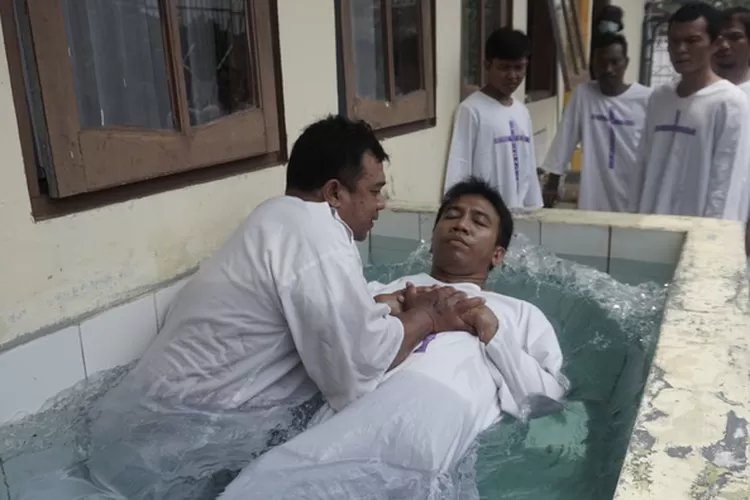  Napi Lapas Semarang yang menjalani sakramen baptis, yang dilakukan untuk memperteguh keimanan.  (Foto: (Lapas Semarang))