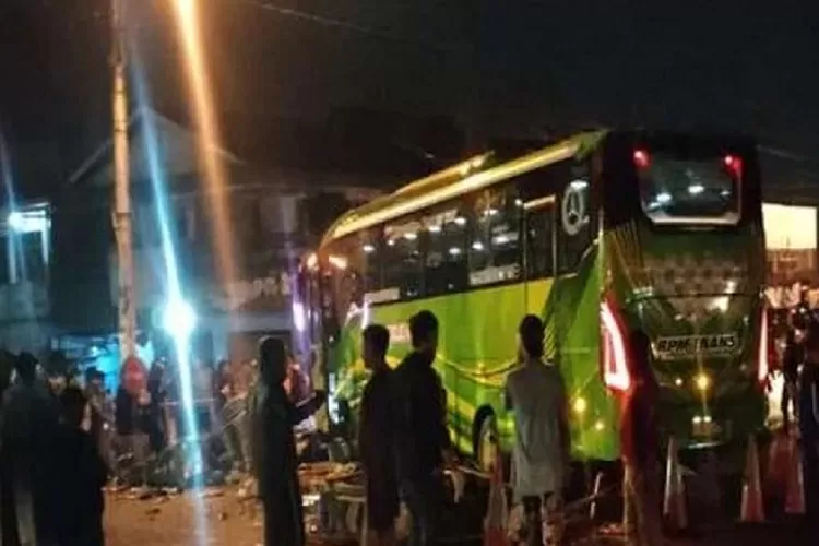 Bus pariwisata dari Probolinggo yang terlibat kecelakaan di Simpang Tiga, Kertek, Wonosobo (Istimewa)