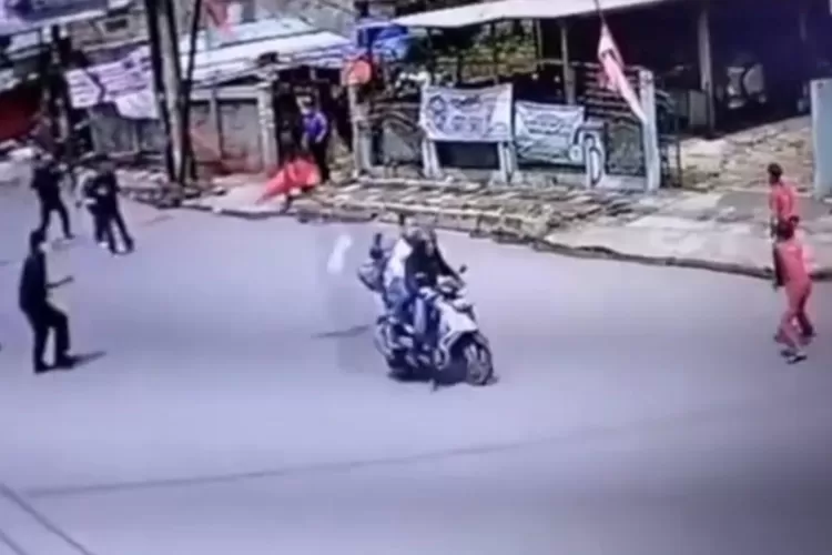 Tangkapan Layar Rekaman CCTV Dua Jambret Dihadang Warga (Foto/Tangkapan layar)