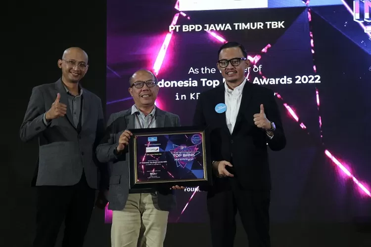 Bank Jatim saat menerima penghargaan di ajang  '3rd Indonesia Top Bank Awards 2022' 