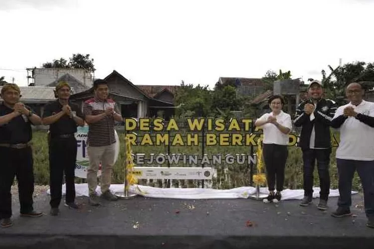 PT Adira Finance saat memberikan predikat Desa Wisata Ramah Berkendara untuk Desa Rejowinangun Yogyakarta (istimewa)