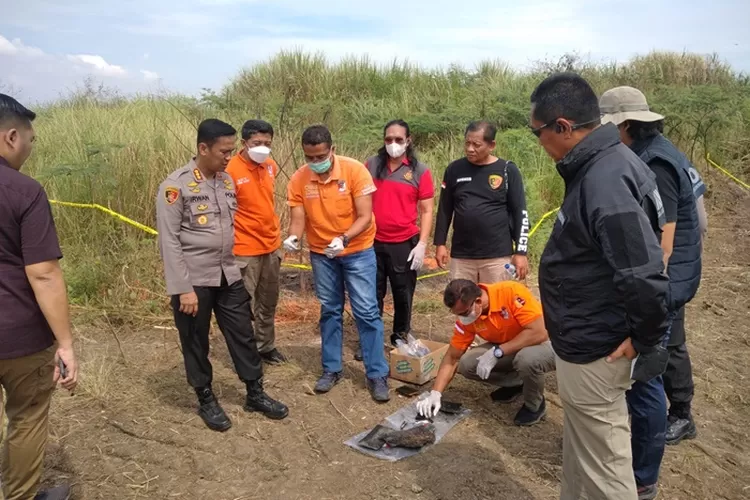 Polrestabes Semarang Kombes Irwan Anwar saat melihat barang bukti mayat terbakar di Marina. Hasil DNA diduga PNS Semarang tersebut menunggu 2 minggu lagi.  (Ayosemarang.com/ Audrian Firhannusa)