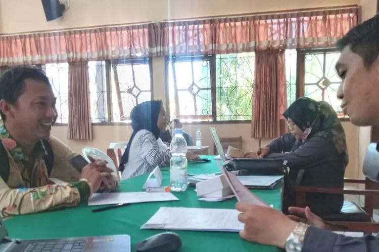 Petugas BPS Batang melakukan tes mewawancarai calon Petugas Registrasi Ekonomi, di Gedung Pramuka, Kabupaten Batang, Senin 12 September 2022. 