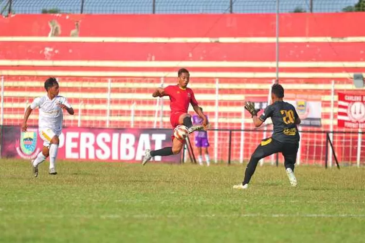 Kos merah pemain Persibat Batang dihalangi oleh Pemaian PSDB Demak di laga uji coba di Lapangam Moh Sarengat Batang, Minggu 11 September 2022 (foto dok)