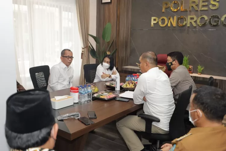 Menteri PPPA didampingi Kapolda Jatim melakukan kunjungan ke Polres Ponorogo  (Polda Jatim )