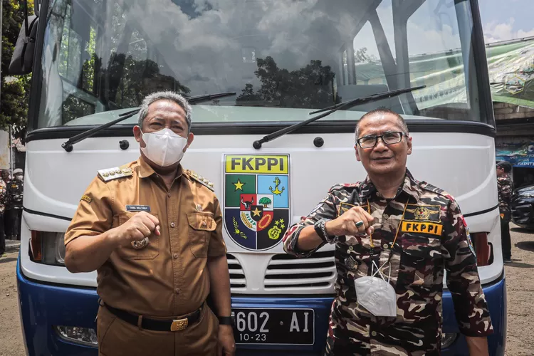 Pemkot Bandung Hibahkan Bus Kepada FKPPI   Pemerintah Kota (Pemkot) Bandung memberikan hibah berupa satu unit bus kepada Forum Komunikasi Putra Putri Purnawirawan dan Putra Putri TNI Polri (FKPPI) Kota Bandung.  Wali Kota Bandung, Yana Mulyana secara simbolis menyerahkan hibah bus tersebut kepada Ke