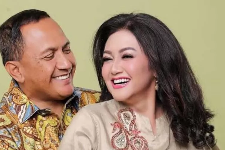 Bella Saphira dan suami Letnan Jenderal (Purn) Agus Surya Bakti.