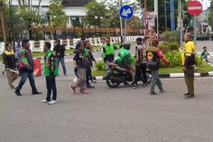 Ojol yang berdemo lakukan sweeping terhadap ojol yang masih beraktivitas ( harianhaluan/jefrimon)