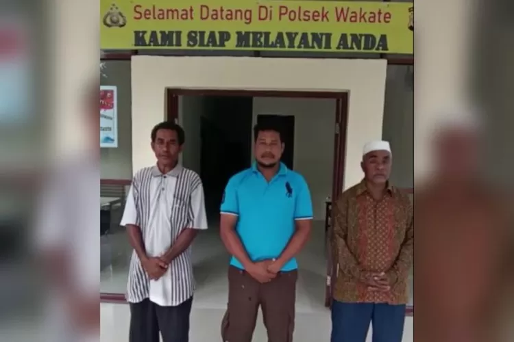 Pelaku penyalahgunaan bendera merah putih (di tengah), didampingi Kepala Dusun (kiri), dan Imam Tamhelu (kanan), melakukan permohonan maaf di depan kantor Polsubsektor Wakate, Selasa. ( ANTARA/HO-Polda Maluku)