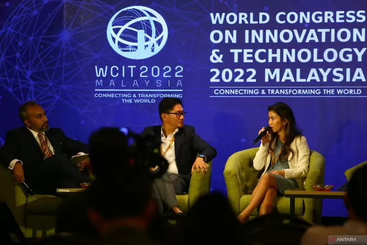 Koordinator Digital Start-up Kementerian Komunikasi dan Informatika (Kominfo) Sony Sudaryana (tengah) dalam diskusi panel Membangun Lanskap Start-up Asia Tenggara di acara World Congres On Innovation and Technology 2022 di Penang, Malaysia, Selasa (13/9/2022).  (FOTO ANTARA/Virna Puspa Setyorini.)