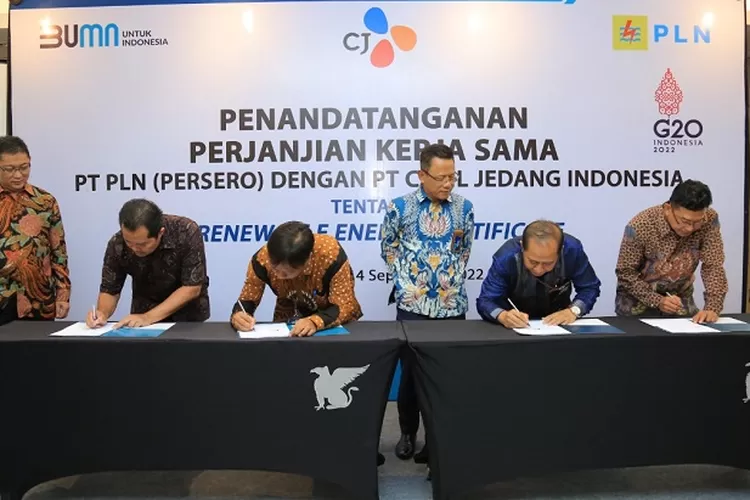 PLN dan PT Cheil Jedang Indonesia saat penandatanganan kesepakatan kerja sama