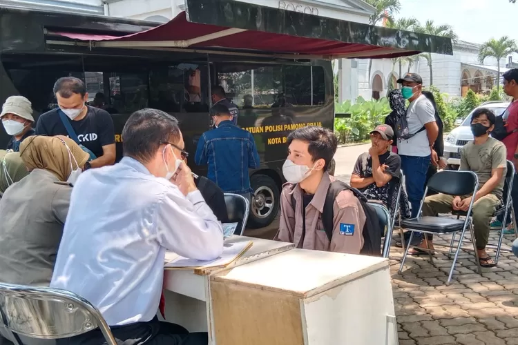 Satpol PP Kota Bogor gelar razia perda Kawasan Tanpa Rokok (KTR) di Alun Alun Kota Bogor (Foto/Pratama)