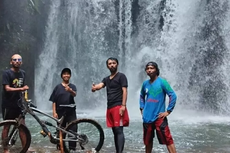 Bersepeda hingga ke lokasi air terjun Napal Kuning. (Ig desawisatatebatlereh.meringang)