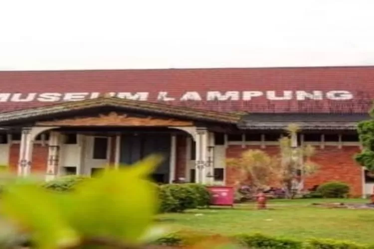 Destinasi wisata Museum Lampung  memiliki banyak koleksi adat Lampung di dalam dan luar ruangan (instagram @ museumlampung_ruwaijuwai)