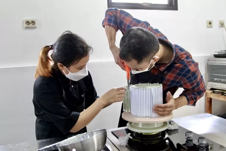 Instruktur profesional PT. Rebach Internasional, Keishya Rivita Halimma, memberikan teknik melepas bagian kertas yang menempel pada kue bolu - Foto: Henry Lukmanul Hakim