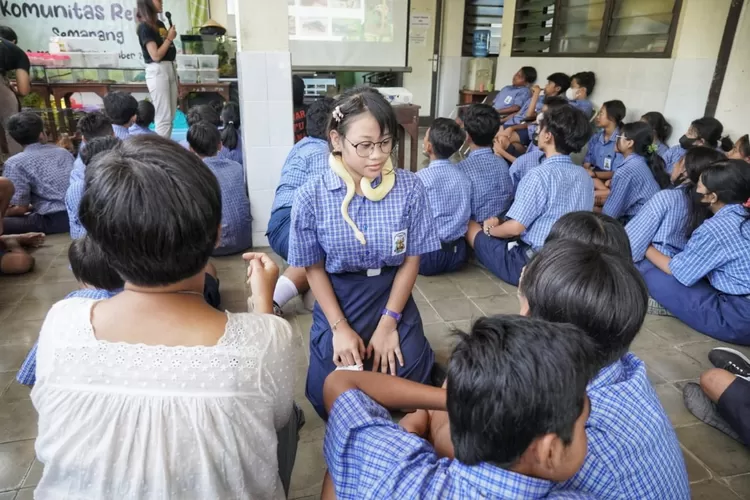 Siswi dari SMP Marsudi Utami saat berinteraksi dengan reptil dalam acara sosialisasi Komunitas Pecinta Reptil. 