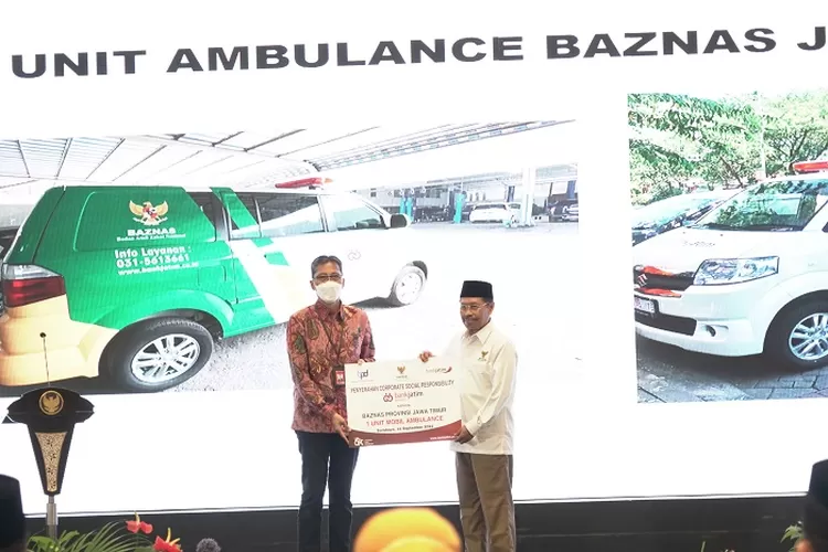 Dirut Bank Jatim Busur Iman (kiri) saat seremonil penyerahan mobil ambulance