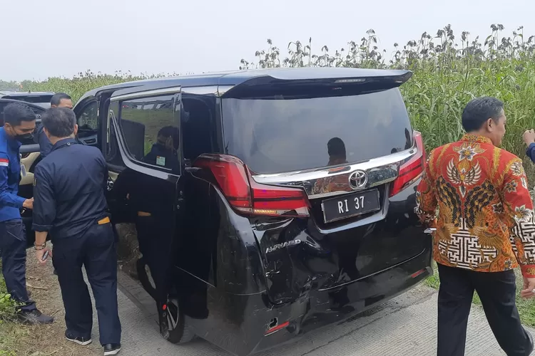 Kondisi mobil Mentan yang mengalami kecelakaan beruntun. (Ist)