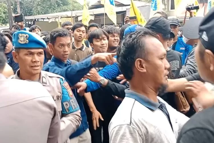 Massa aksi dari Mahasiswa PMII Kota Bogor saling dorong dengan pihak kepolisian (Foto/Pratama)