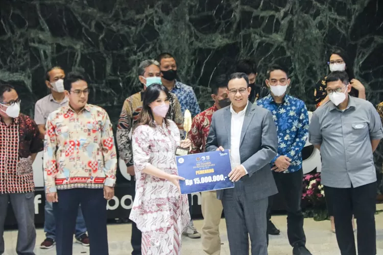 Gubenur DKI Jakarta Anies Baswedan menyerahkan penghargaan  karya jurnalistik MH Thamrin  Award 2022 di  Balai Agung , Kamis (15/9/2022).