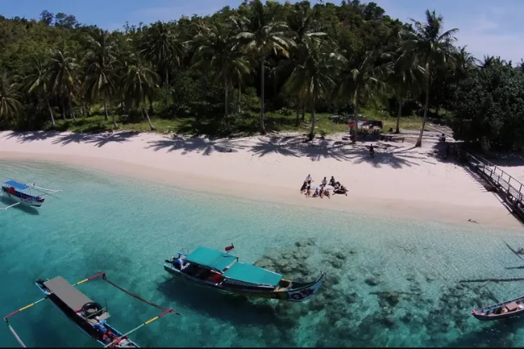Pulau Kabung, salah satu destinasi wisata di Kalimantan Barat. (Twitter @Kemenparekraf)
