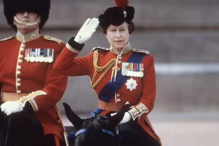 Ratu Elizabeth II saat melakukan acara kenegaraan dengan berkuda (Instagram/@theroyalfamily)