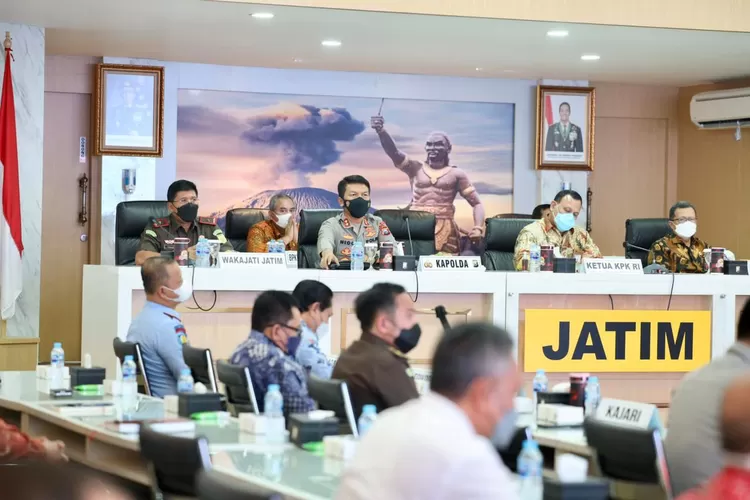 Ketua KPK Firli Bahuri memberi arahan dalam rapat koordinasi program pemberantasan korupsi terintegrasi Prov Jatim di Surabaya. (Polda Jatim )