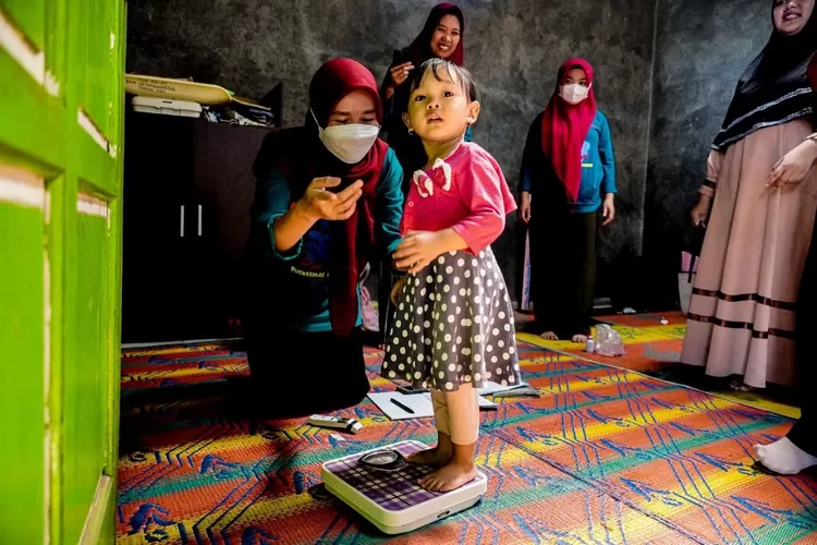 Seorang anak sedang menimbang berat badan sebelum melakukan imunisasi. Pemprov Jateng terus kejar target Bian. (Ayosemarang.com/ Audrian Firhannusa)