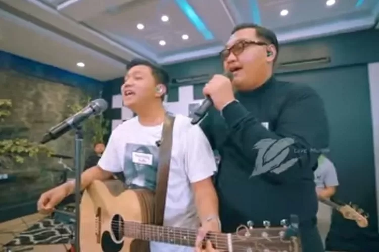 Lagu Ojo Nangis saat dilantunkan Denny Caknan dan Ndarboy Genk (Youtube DC Production)