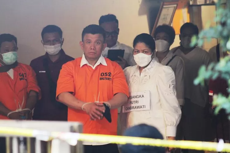 Diluar NALAR! Bagaimana Bisa Transfer Ratusan Juta ke Rekening Ajudan, Padahal Gaji Sambo dibawah Rp 50 Juta? (foto: disway.id)