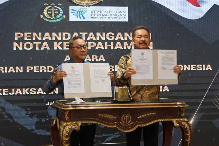 Jaksa Agung ST Burhanuddin dengan Mendag Zulkifli Hasan usai tandatangan MOU