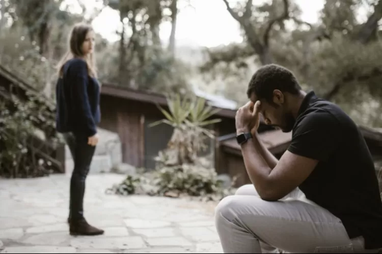 Ilustrasi pasangan yang sedang patah hati karena mengalami masalah dalam hubungan asmara (Pexels)