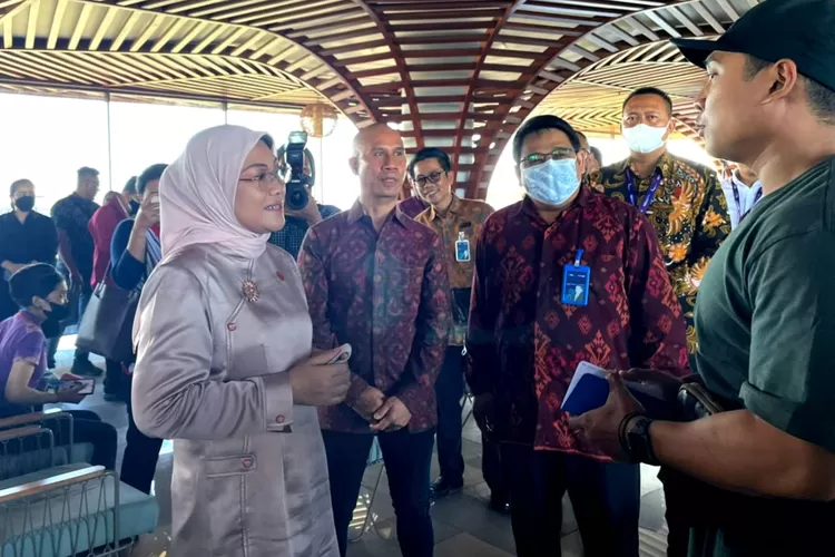 Menteri Ketenagakerjaan Ida Fauzyah  berbincang dengan penerima Bantuan Subsidi Upah (BSU) didampingi Branch Manager Bank BTN KC Denpasar Satrijo Katri Wilargo dan Owner Krisna Gusti Ngurah Anom di Denpasar, Bali, baru-baru ini. (ayosolo.id/dok. Bank BTN)
