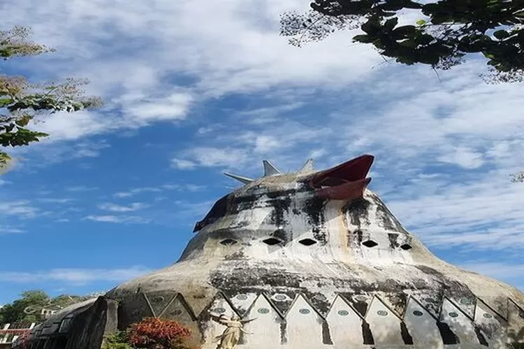 Destinasi wisata Bukit Rhema di Magelang, bangunan yang menyerupai burung merpati bermahkota. (Akun Instagram @bukitrhema)